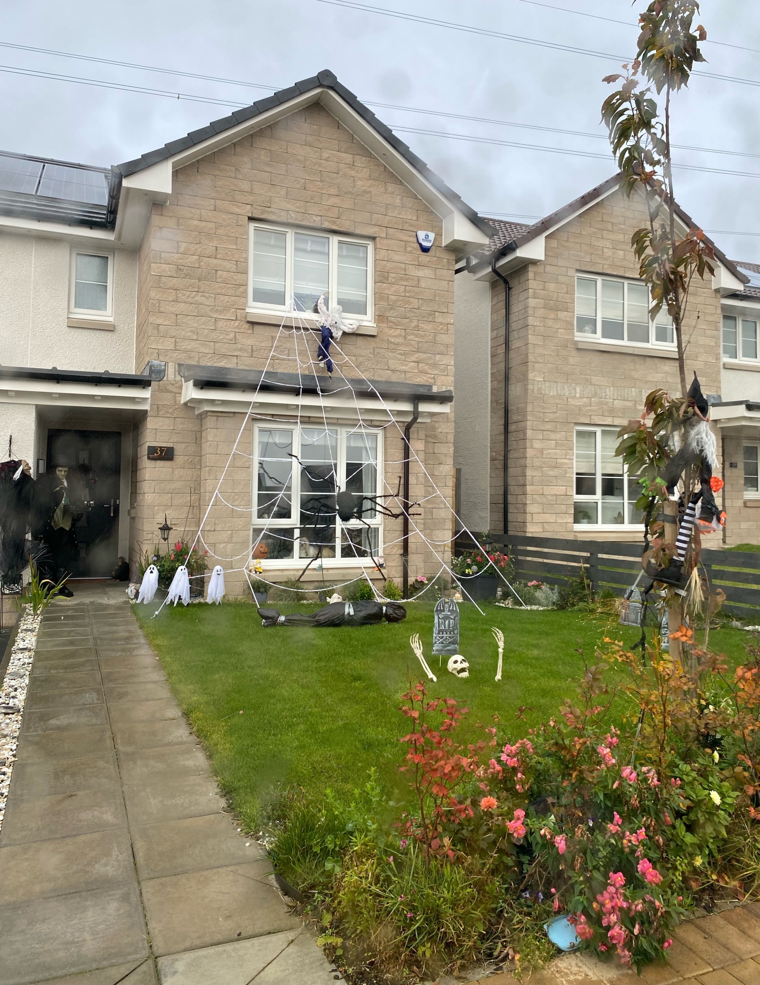 Lynda at Mayfields - Halloween themed front garden